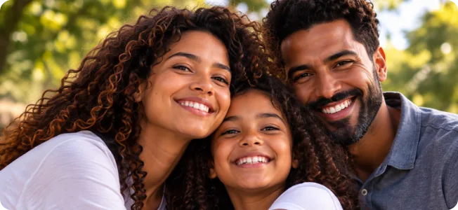 Família sorrindo ao ar livre
